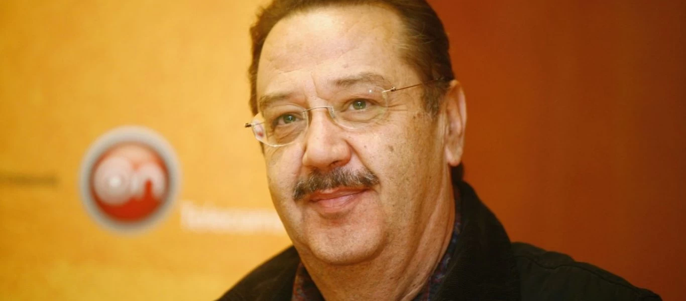 Όταν ο Τάσος Κωστής «εισέβαλε» ξανά στο «Εκείνες και εγώ» - «Γέλα χοντρέ έχει πιάσει η μούρη σου όλη την οθόνη» (βίντεο)